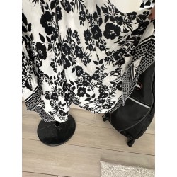 Robe d'été noire et blanche fleurie