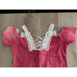 Robe rose avec dentelle blanche