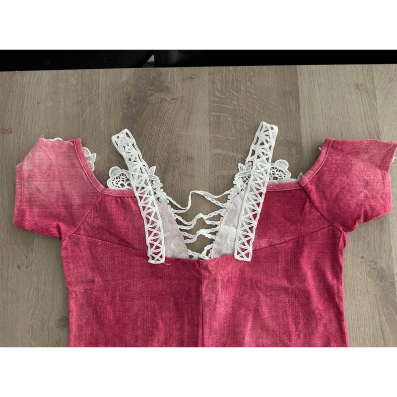 Robe rose avec dentelle blanche