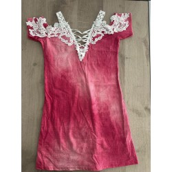 Robe rose avec dentelle blanche
