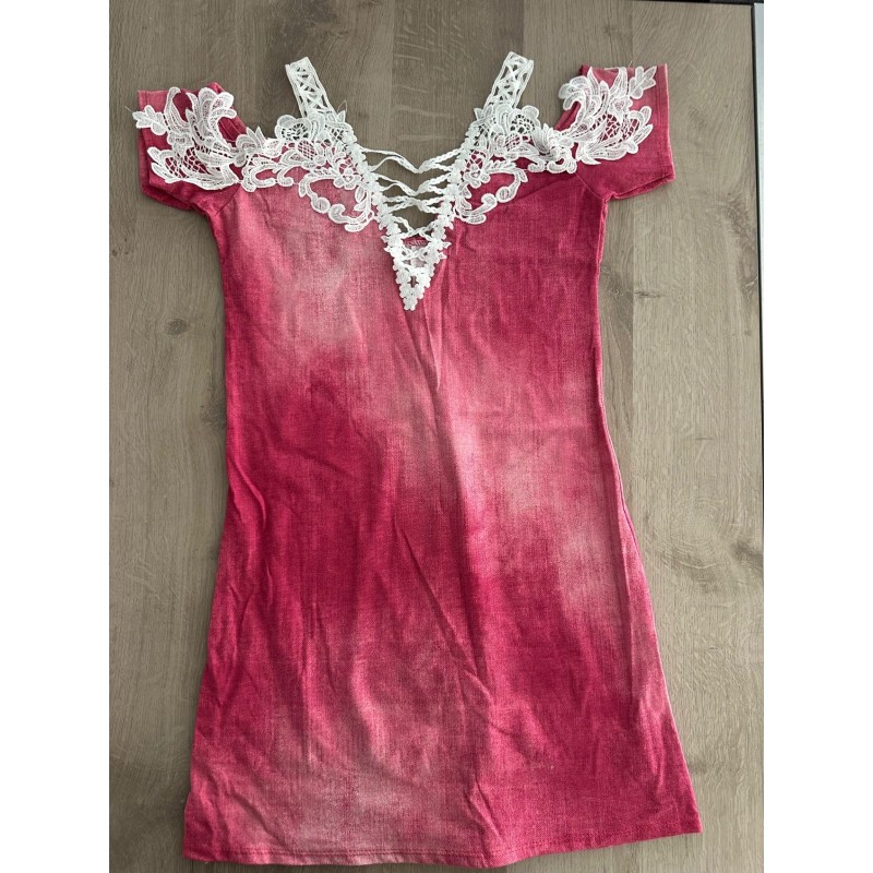 Robe rose avec dentelle blanche