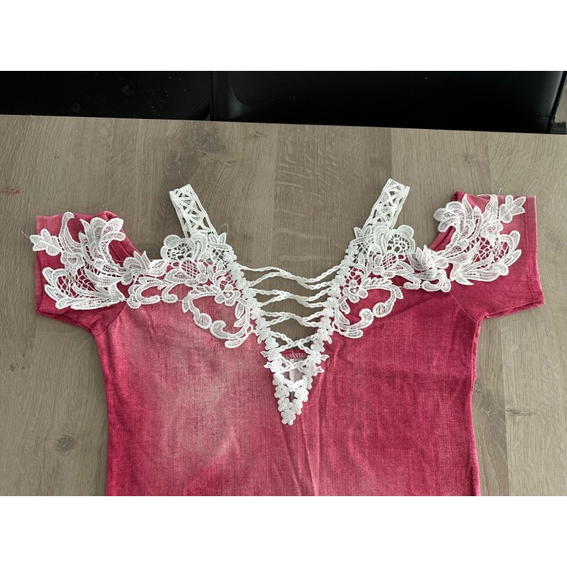 Robe rose avec dentelle blanche