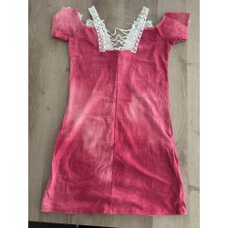Robe rose avec dentelle blanche