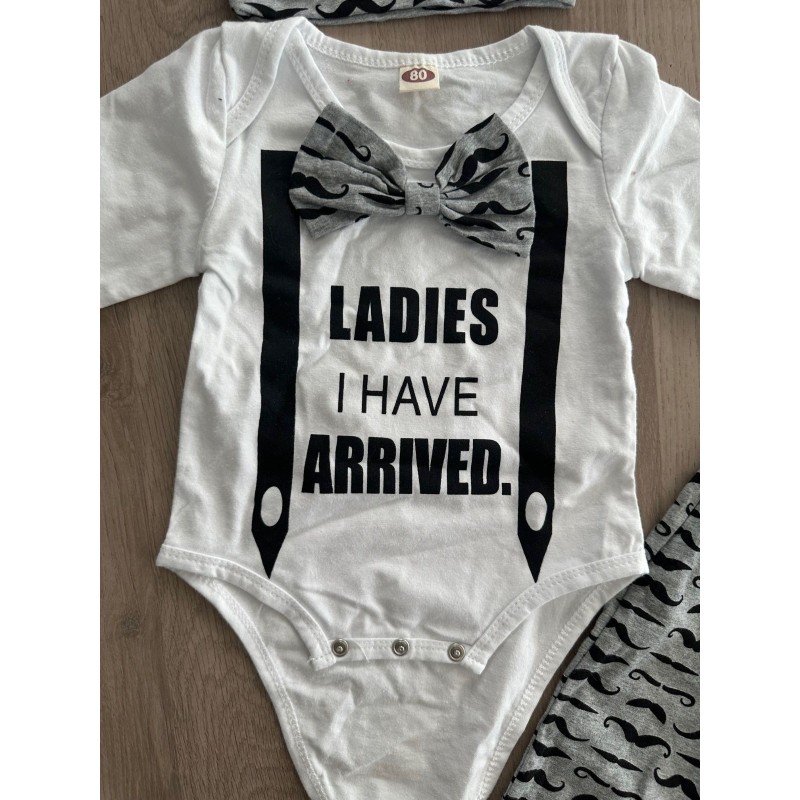 Ensemble bébé body, pantalon et bonnet
