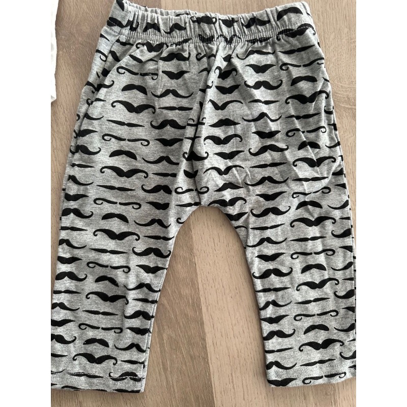Ensemble bébé body, pantalon et bonnet