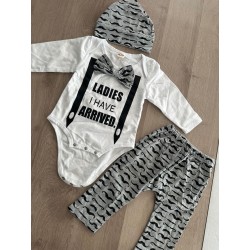 Ensemble bébé body, pantalon et bonnet