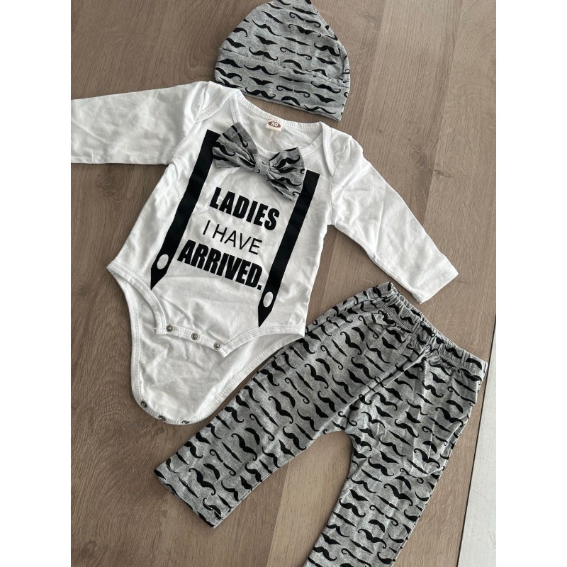 Ensemble bébé body, pantalon et bonnet