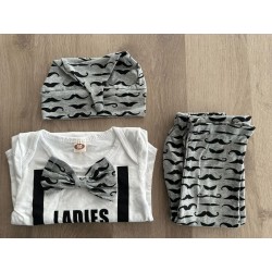 Ensemble bébé body, pantalon et bonnet