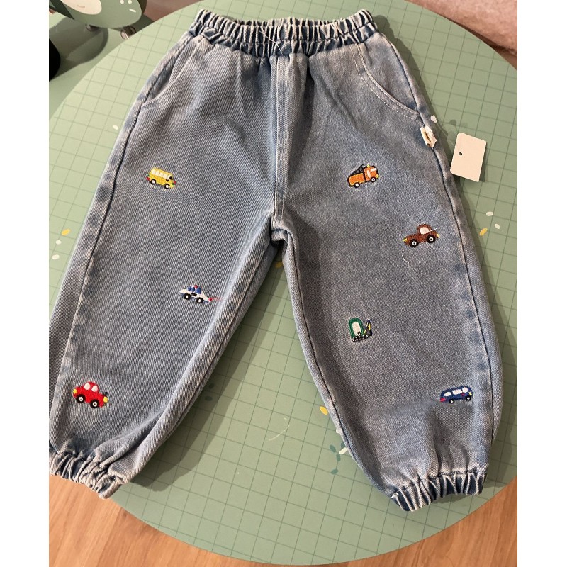Pantalon bébé effet jean avec véhicules brodés – 18-24 mois