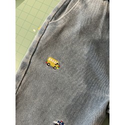 Pantalon bébé effet jean avec véhicules brodés – 18-24 mois