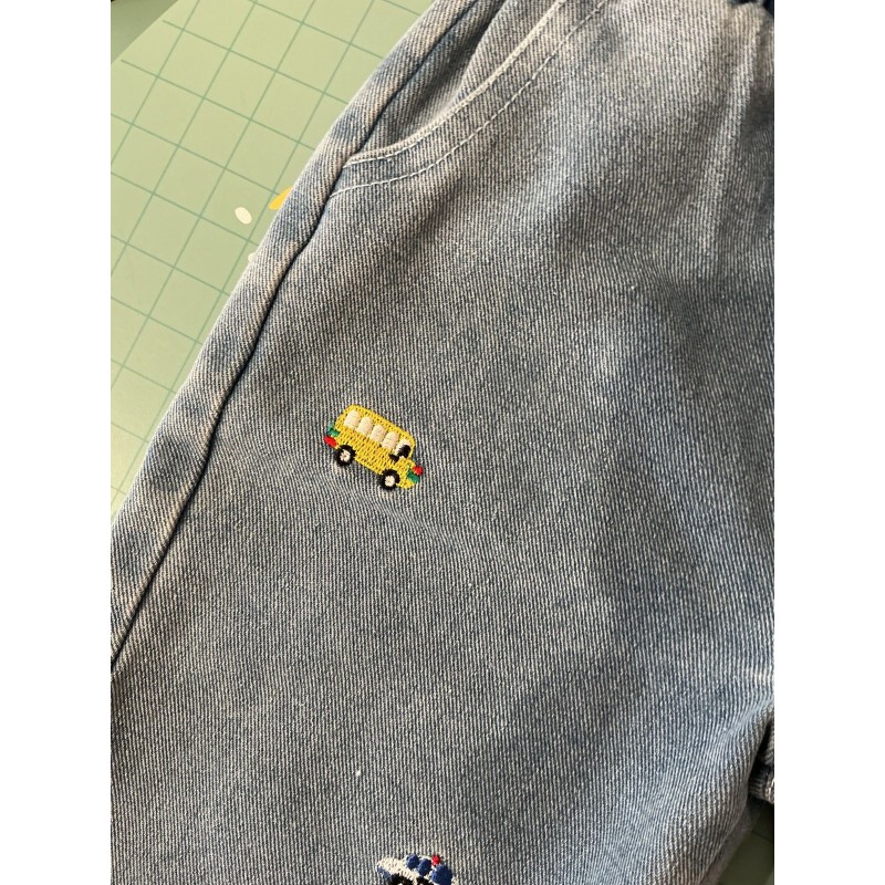 Pantalon bébé effet jean avec véhicules brodés – 18-24 mois