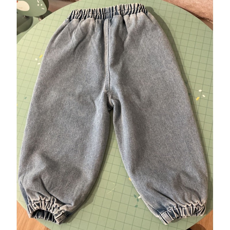 Pantalon bébé effet jean avec véhicules brodés – 18-24 mois