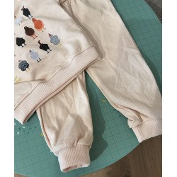 Ensemble bébé MiniOlie beige avec motif poules – 12-18 mois