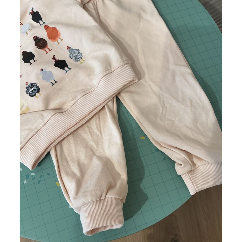 Ensemble bébé MiniOlie beige avec motif poules – 12-18 mois