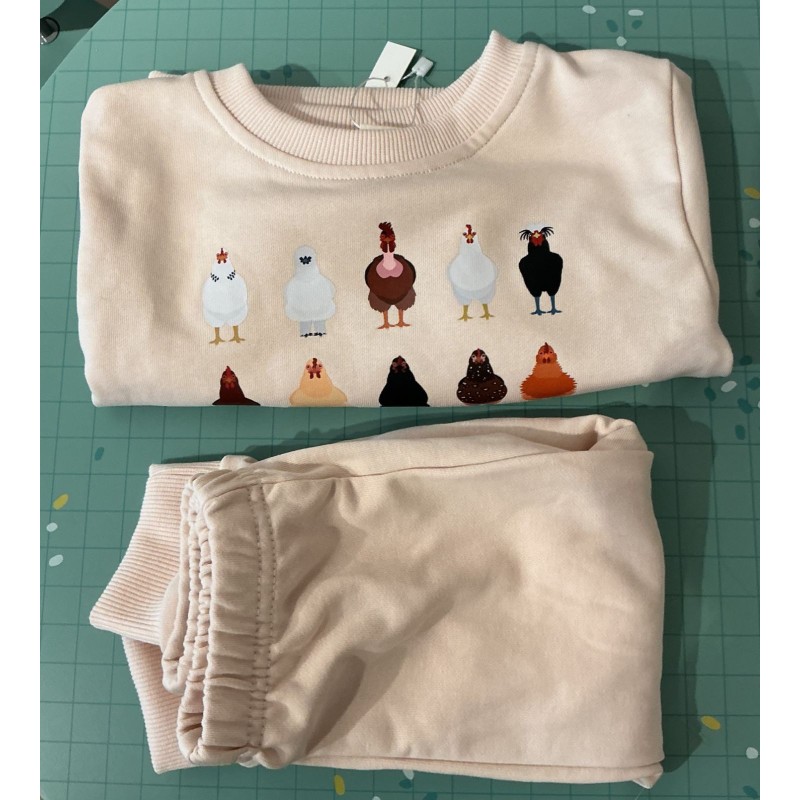 Ensemble bébé MiniOlie beige avec motif poules – 12-18 mois